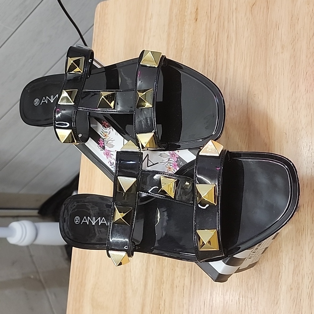 New in box WOMENS black jelly sandals